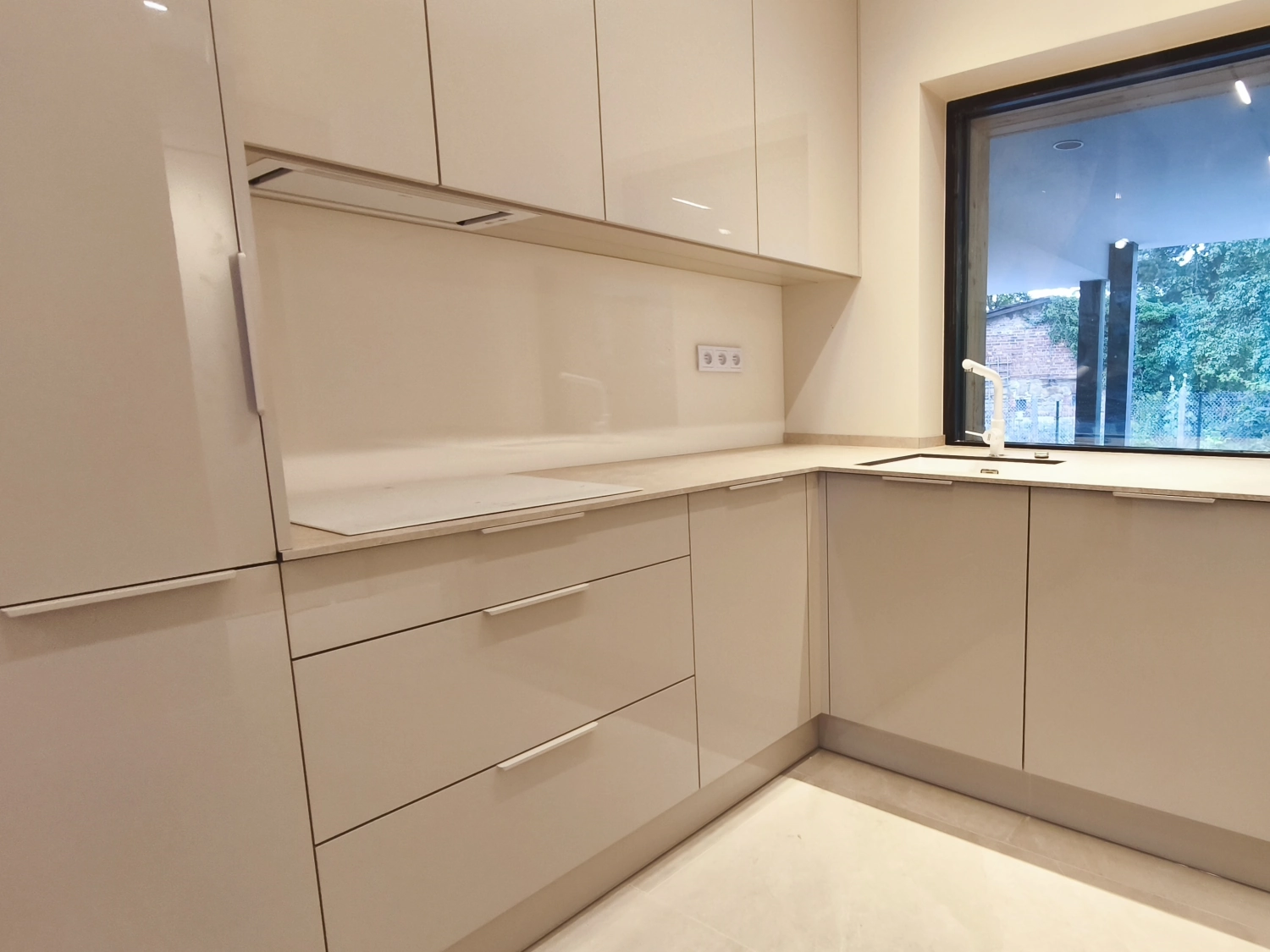 jakie fronty meblowe do kuchni - przykład jasnych, kremowych frontów